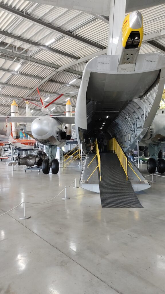 Flugzeuge und Ausstellungsstücke in der Flugwerft Schleißheim