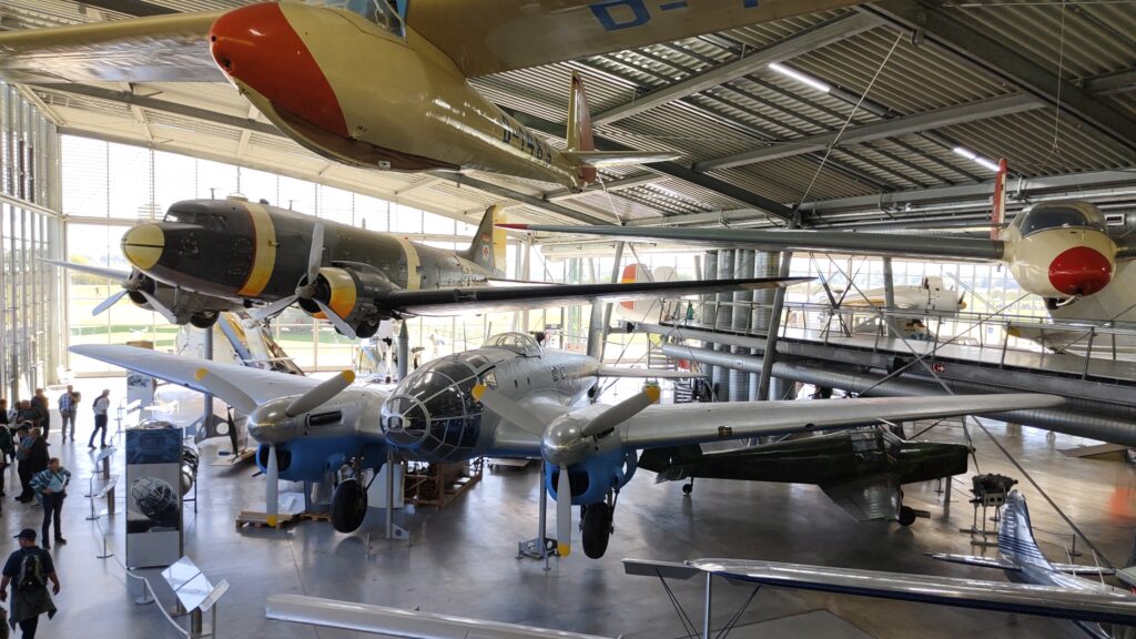 Flugzeuge und Ausstellungsstücke in der Flugwerft Schleißheim