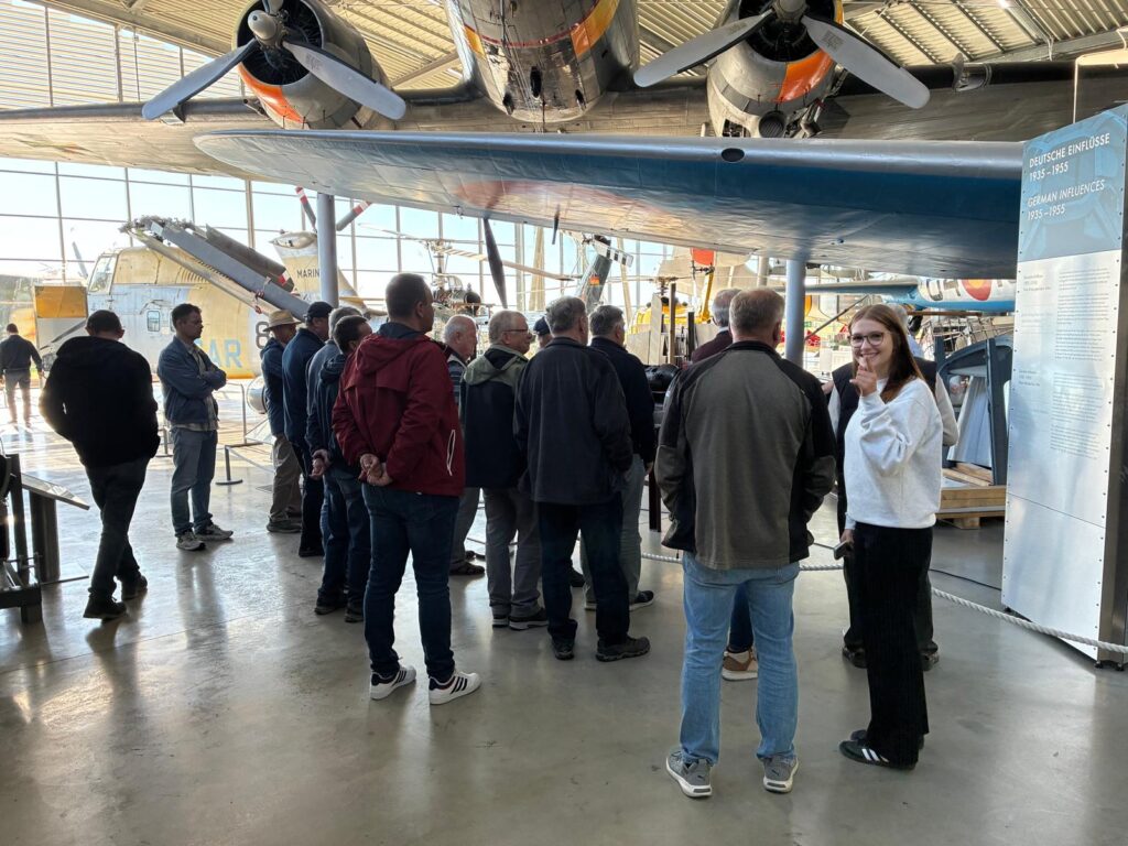 Teilnehmende bei der Führung durch die Flugwerft Schleißheim