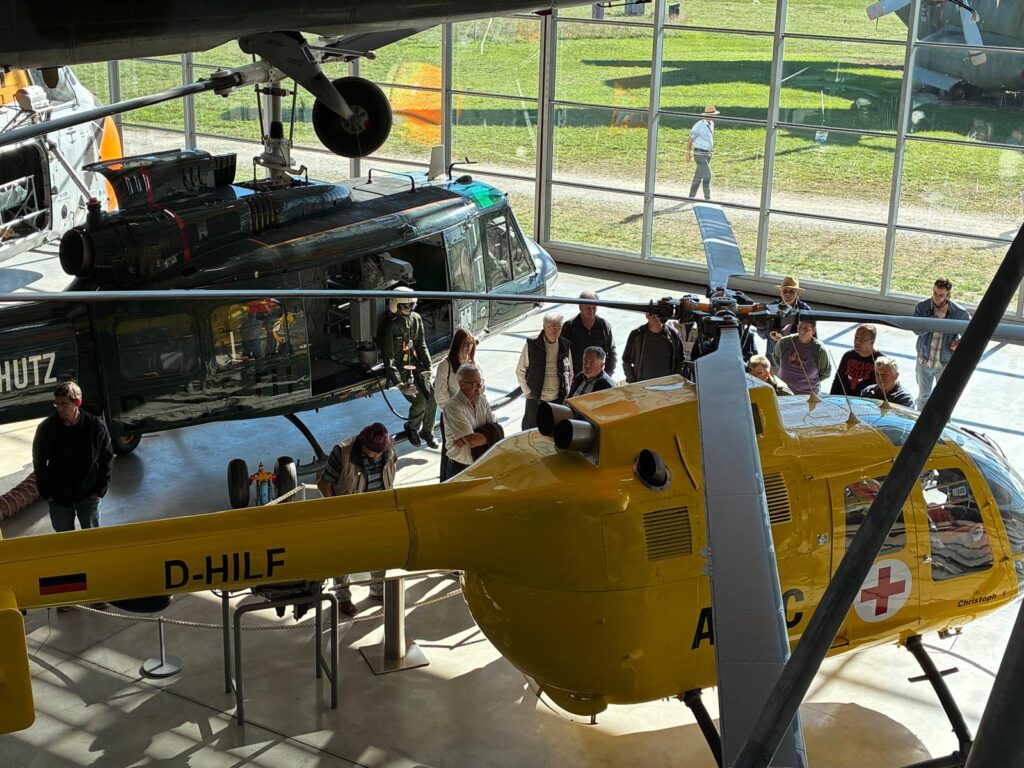Teilnehmende bei der Führung durch die Flugwerft Schleißheim