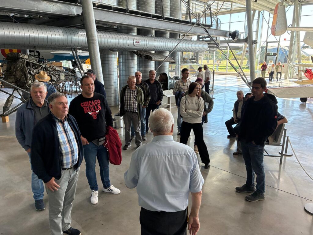 Teilnehmende bei der Führung durch die Flugwerft Schleißheim