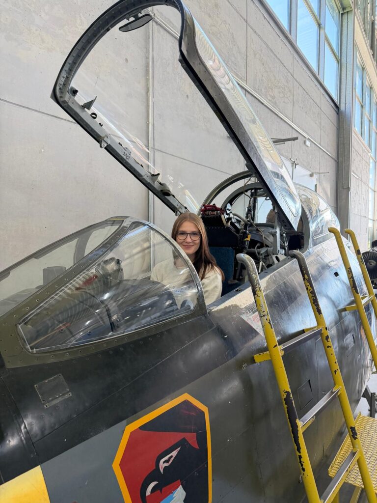 Einblicke in ein Cockpit beim Besuch der Flugwerft Schleißheim