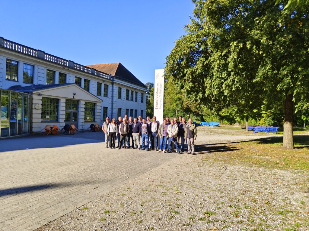 Die Ausflugsgruppe vor der Flugwerft Schleißheim am 26. September 2026