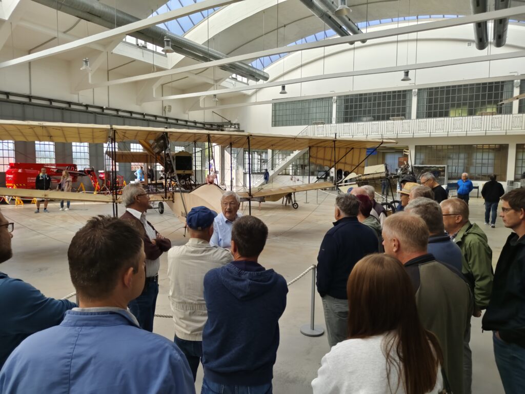 Teilnehmende bei der Führung durch die Flugwerft Schleißheim