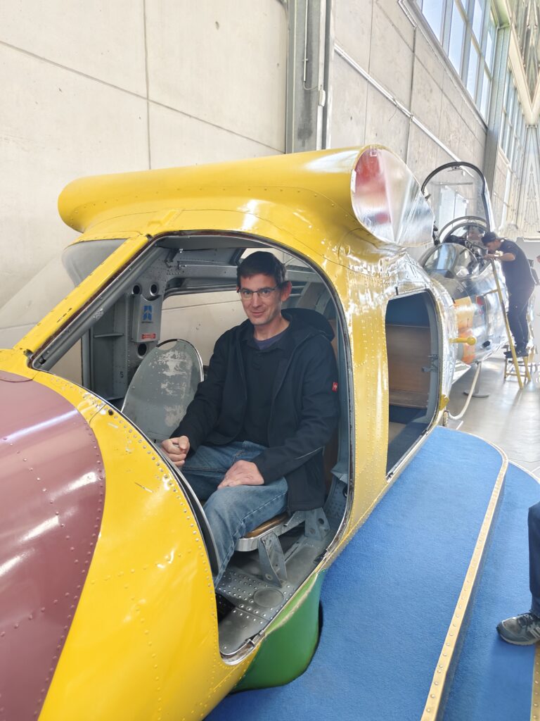 Einblicke in ein Cockpit beim Besuch der Flugwerft Schleißheim
