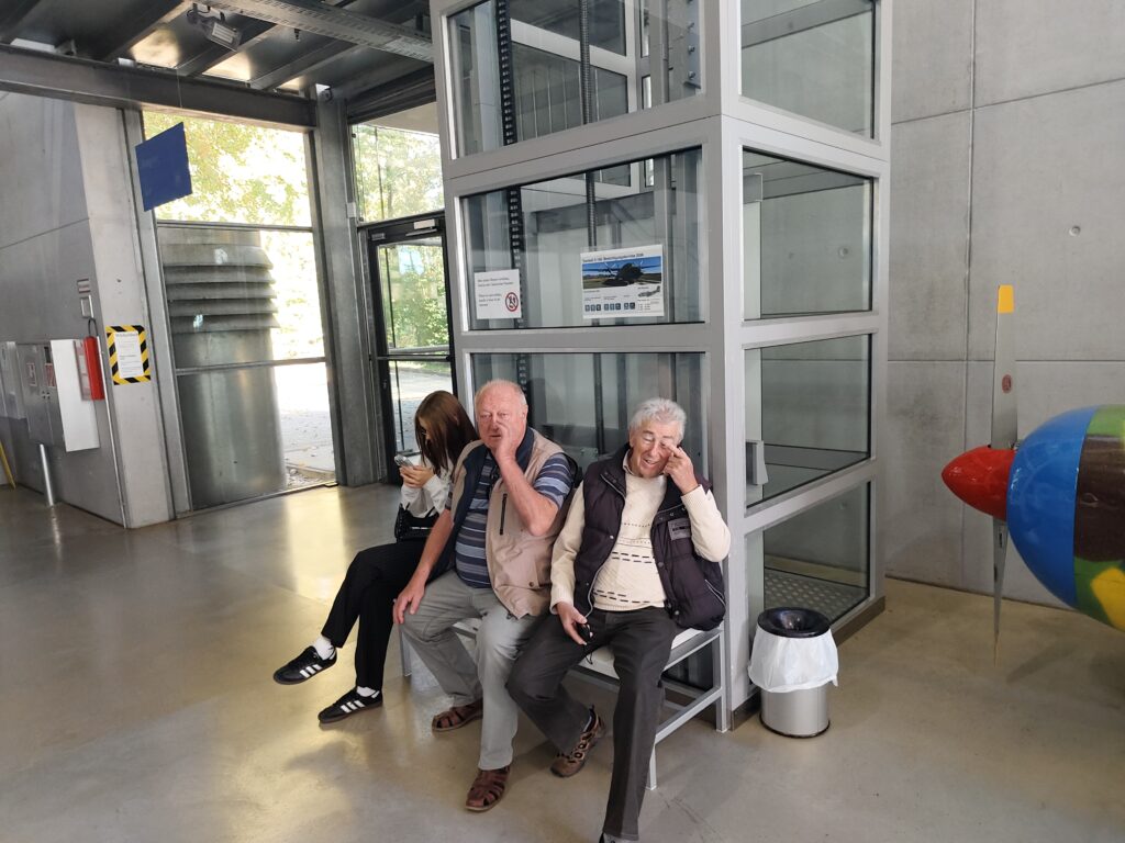 Eine Pause während des Besuchs der Flugwerft Schleißheim