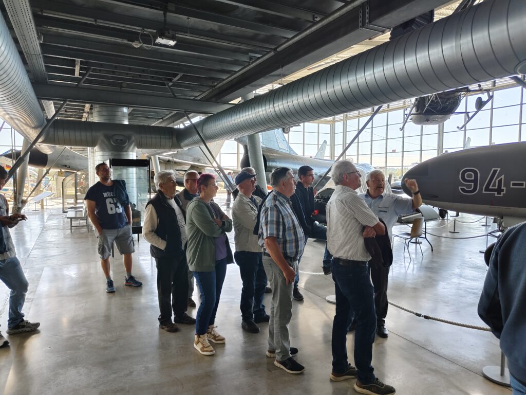 Teilnehmende bei der Führung durch die Flugwerft Schleißheim