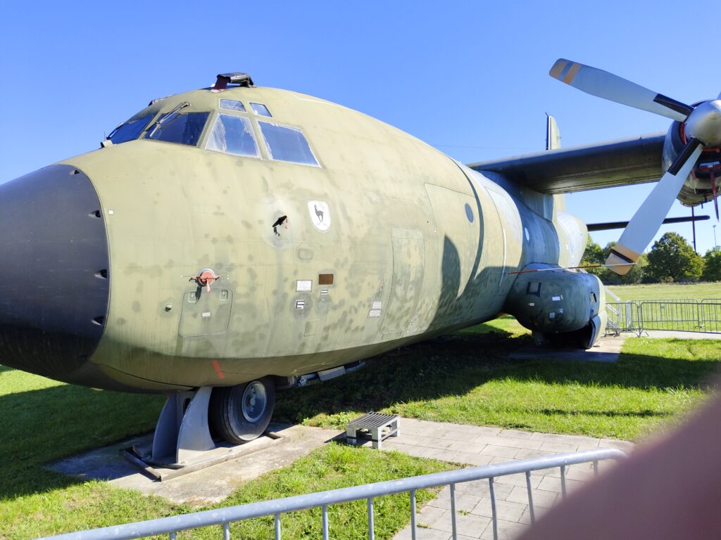 Flugzeuge und Ausstellungsstücke in der Flugwerft Schleißheim