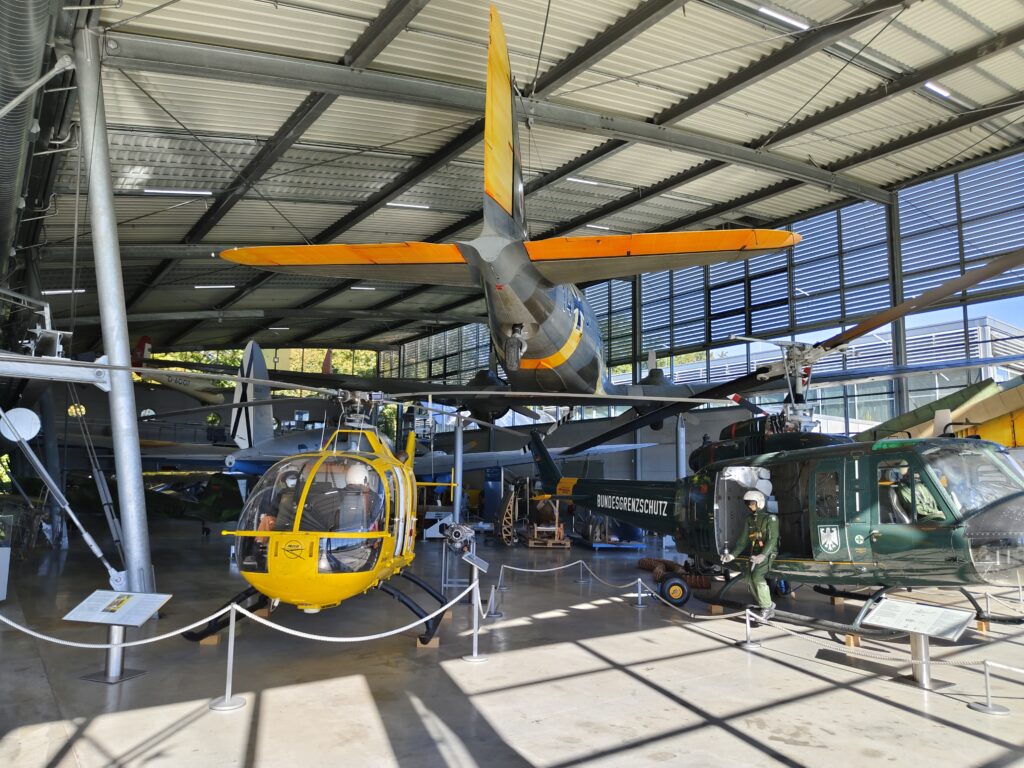 Flugzeuge und Ausstellungsstücke in der Flugwerft Schleißheim