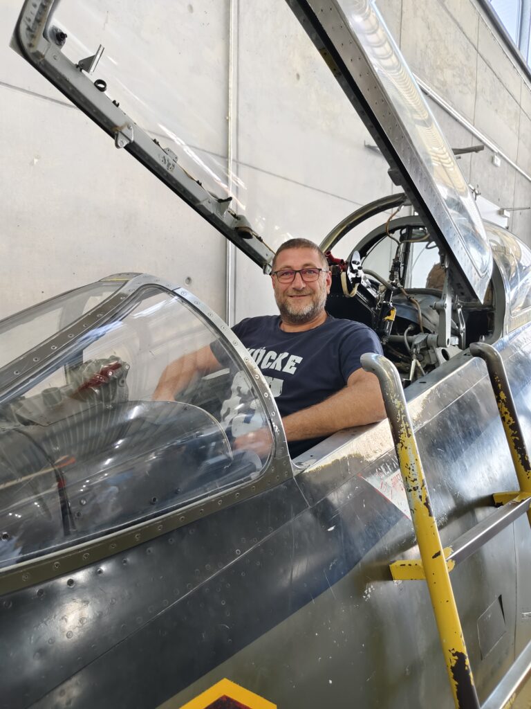 Einblicke in ein Cockpit beim Besuch der Flugwerft Schleißheim