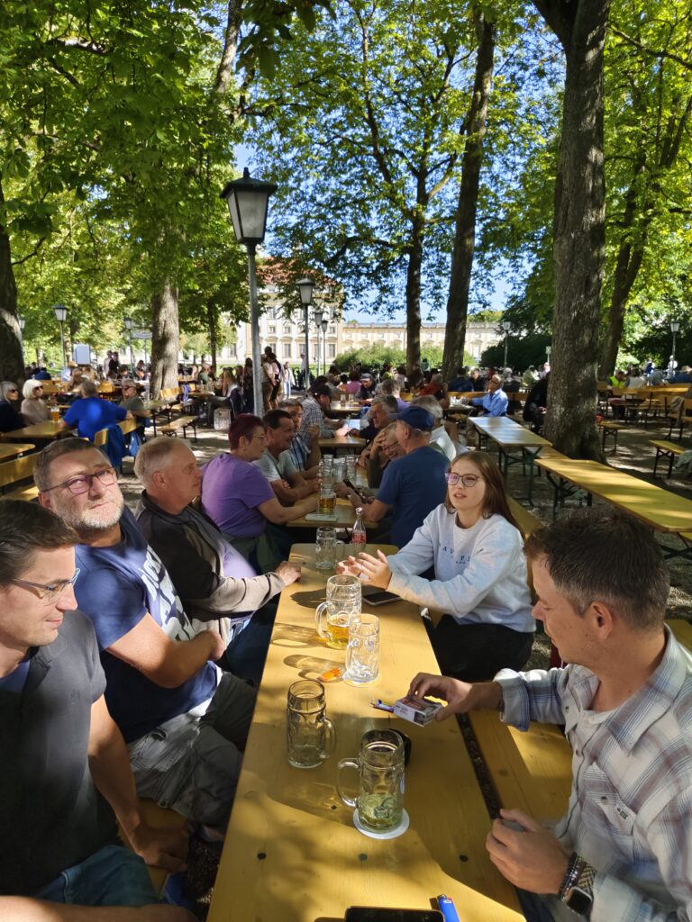 Gemeinsamer Biergartenbesuch beim Vereinsausflug am 26. September 2026