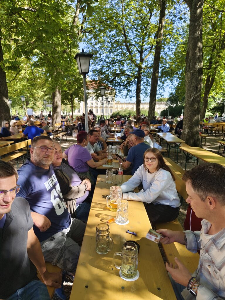 Gemeinsamer Biergartenbesuch beim Vereinsausflug am 26. September 2026