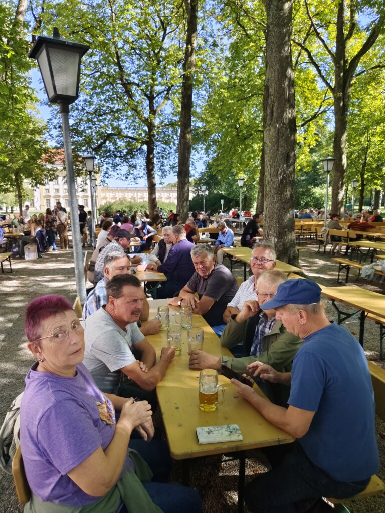 Gemeinsamer Biergartenbesuch beim Vereinsausflug am 26. September 2026