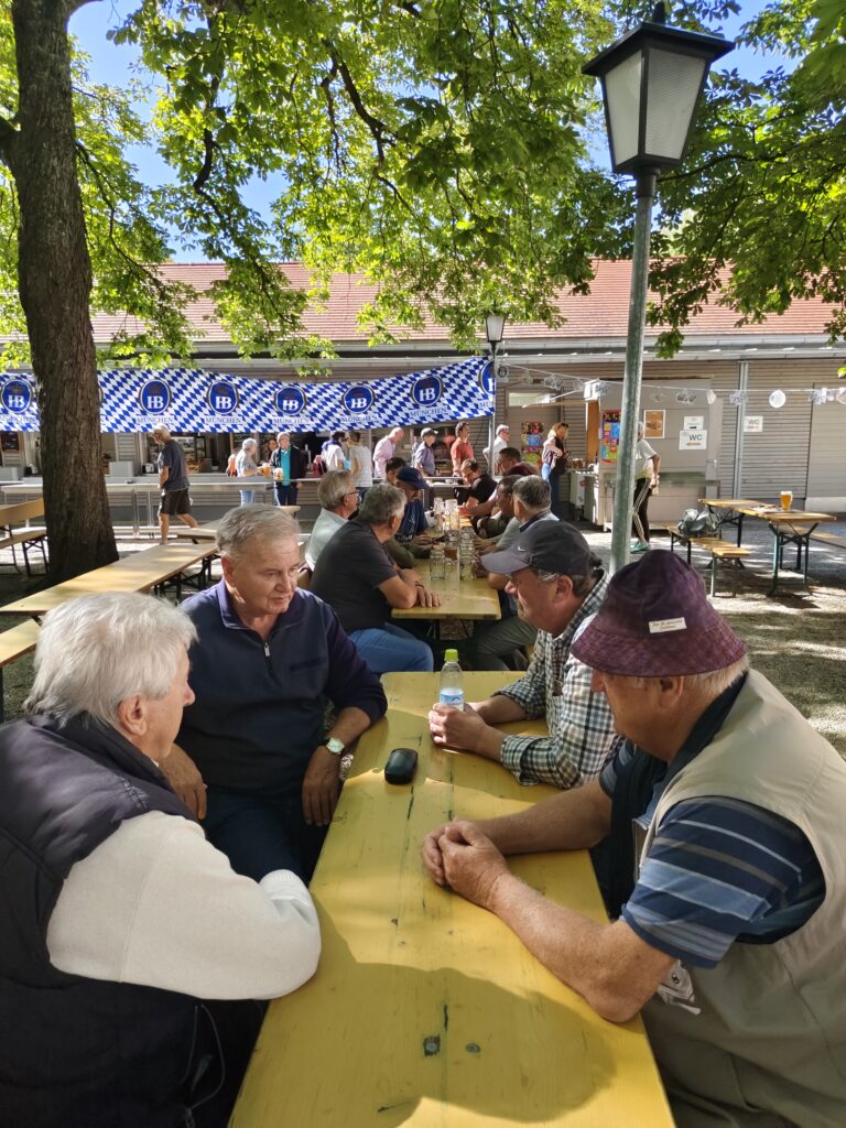 Gemeinsamer Biergartenbesuch beim Vereinsausflug am 26. September 2026